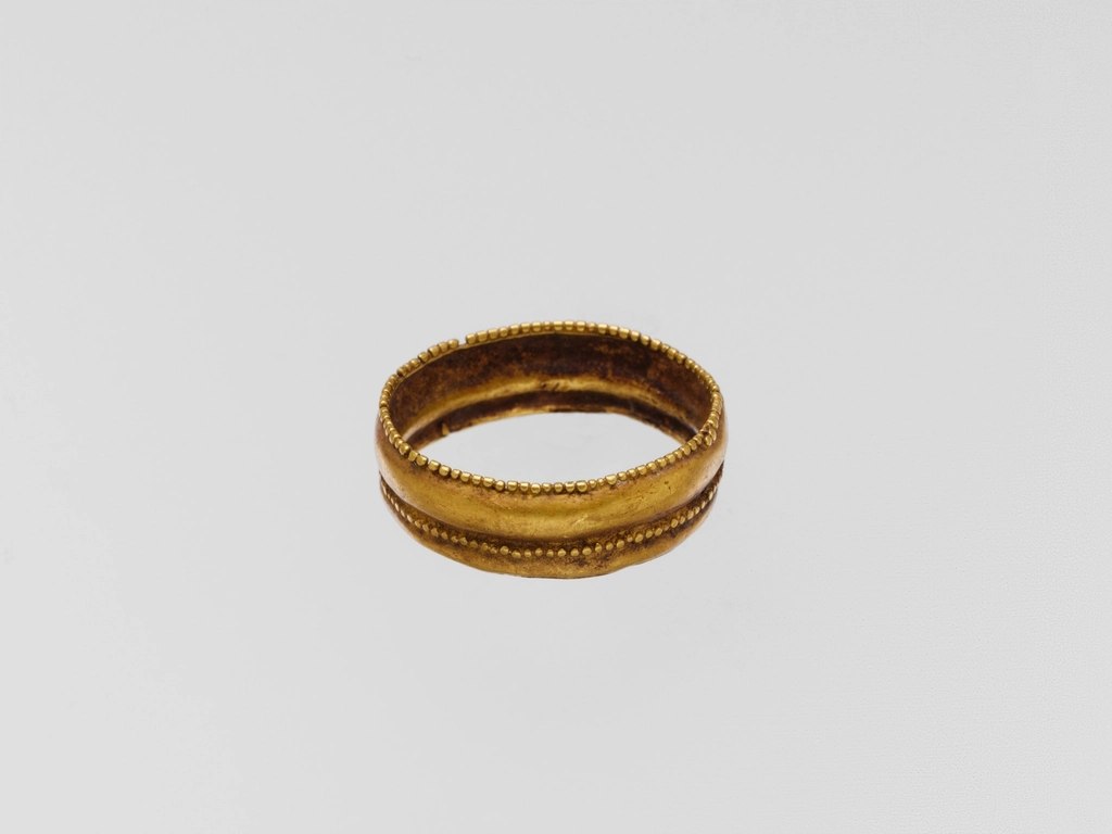 Beaded-Edge Gold Band