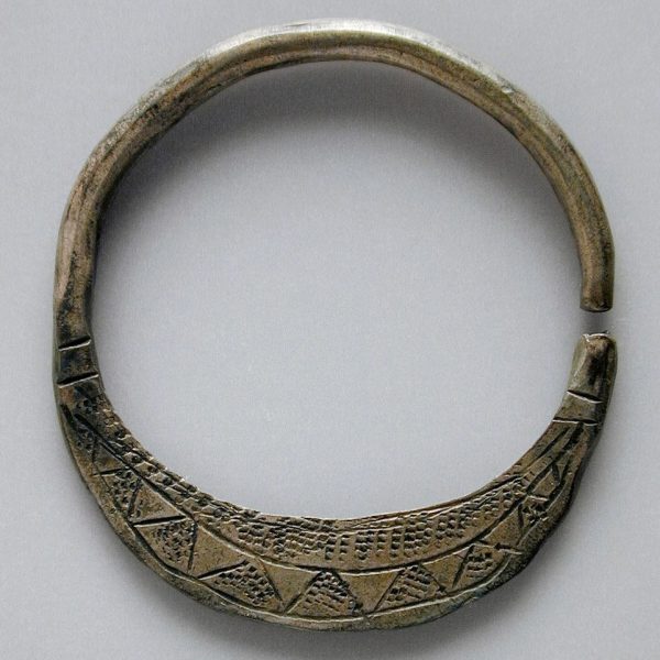 Chevron-Cut Bronze Neck Ring