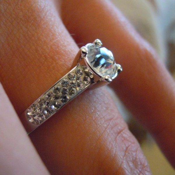 Lucienne Pavé-Shank Solitaire